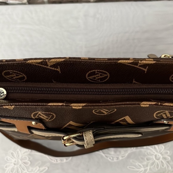 Adrienne‎ Vittadini Satchel w/Buckle Detail - Picture 8 of 13